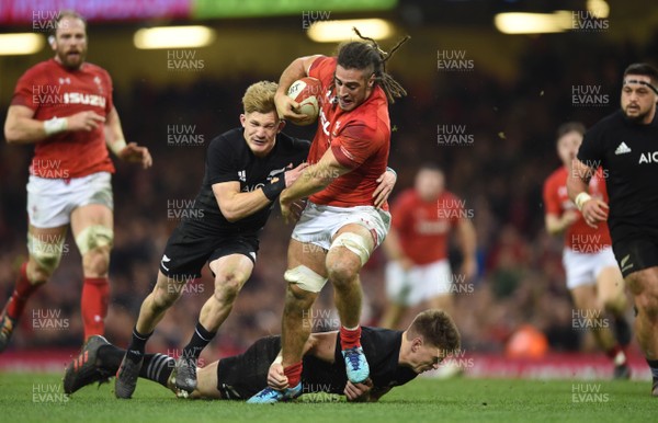 251117 - Wales v New Zealand - Under Armour Series - Josh Navidi of Wales is tackled by Damian McKenzie of New Zealand