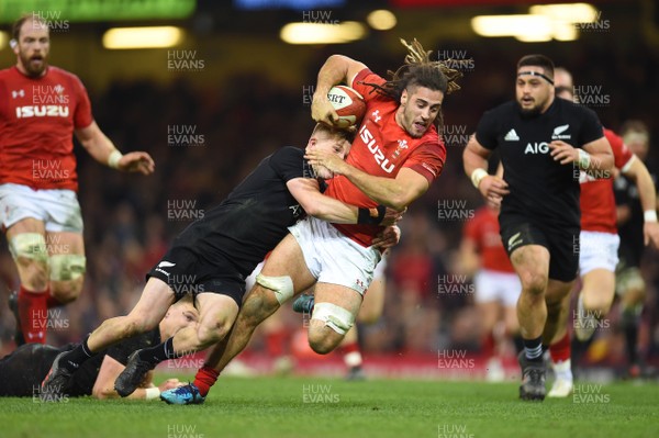 251117 - Wales v New Zealand - Under Armour Series - Josh Navidi of Wales is tackled by Damian McKenzie of New Zealand