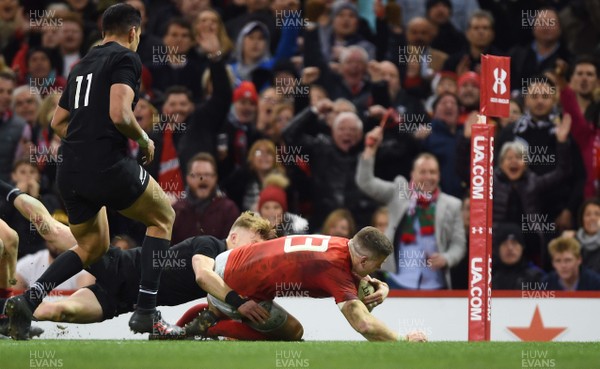 251117 - Wales v New Zealand - Under Armour Series - Scott Williams of Wales scores try