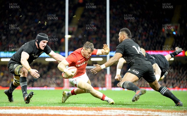 251117 - Wales v New Zealand - Under Armour Series - Gareth Davies of Wales scores try