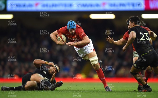 251117 - Wales v New Zealand - Under Armour Series - Justin Tipuric of Wales spots a gap