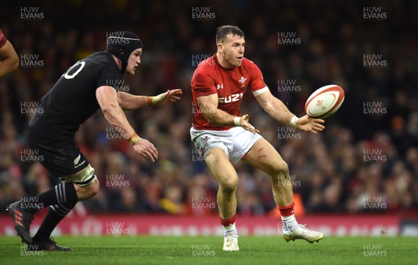 251117 - Wales v New Zealand - Under Armour Series - Gareth Davies of Wales takes on Matt Todd of New Zealand