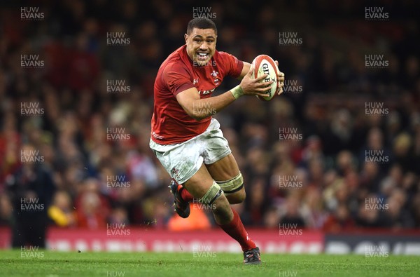 251117 - Wales v New Zealand - Under Armour Series - Taulupe Faletau of Wales powers through