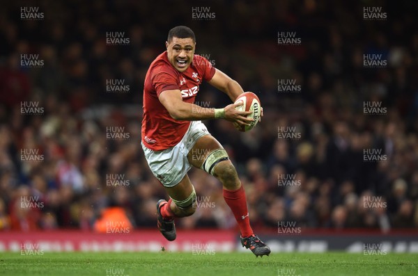 251117 - Wales v New Zealand - Under Armour Series - Taulupe Faletau of Wales powers through