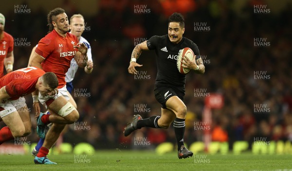 251117 - Wales v New Zealand - Under Armour Series 2017 - Aaron Smith of New Zealand breaks through