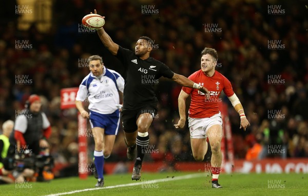 251117 - Wales v New Zealand - Under Armour Series 2017 - Waisake Naholo of New Zealand gathers the ball with Steff Evans of Wales close behind
