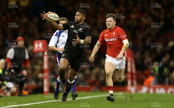 251117 - Wales v New Zealand - Under Armour Series 2017 - Waisake Naholo of New Zealand gathers the ball with Steff Evans of Wales close behind