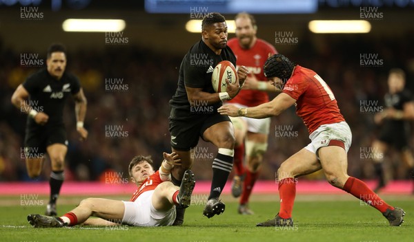 251117 - Wales v New Zealand - Under Armour Series 2017 - Waisake Naholo of New Zealand is tackled by Leigh Halfpenny of Wales