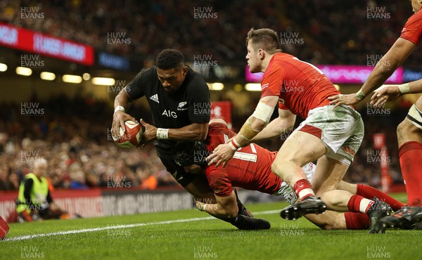 251117 - Wales v New Zealand - Under Armour Series 2017 - Waisake Naholo of New Zealand scores a try