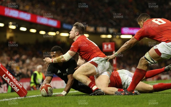 251117 - Wales v New Zealand - Under Armour Series 2017 - Waisake Naholo of New Zealand scores a try