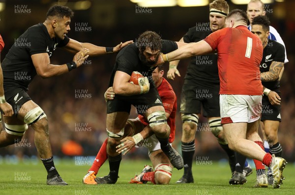 251117 - Wales v New Zealand - Under Armour Series 2017 - Samuel Whitelock of New Zealand is tackled by Aaron Shingler and Rob Evans of Wales