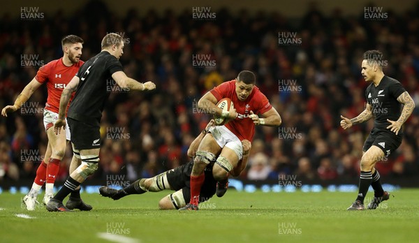 251117 - Wales v New Zealand - Under Armour Series 2017 - Taulupe Faletau of Wales is tackled by Luke Whitelock of New Zealand