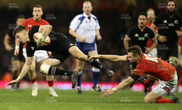 251117 - Wales v New Zealand - Under Armour Series 2017 - Beauden Barrett of New Zealand is tackled by Dan Biggar of Wales