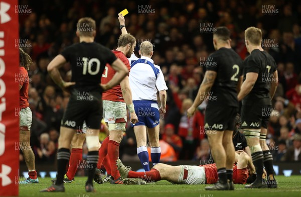 251117 - Wales v New Zealand - Under Armour Series 2017 - Samuel Whitelock of New Zealand is given a yellow card by referee Wayne Barnes/