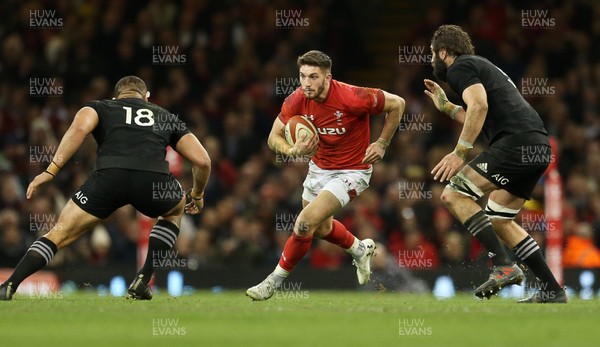 251117 - Wales v New Zealand - Under Armour Series 2017 - Owen Williams of Wales is tackled by Ofa Tu'ungafasi of New Zealand