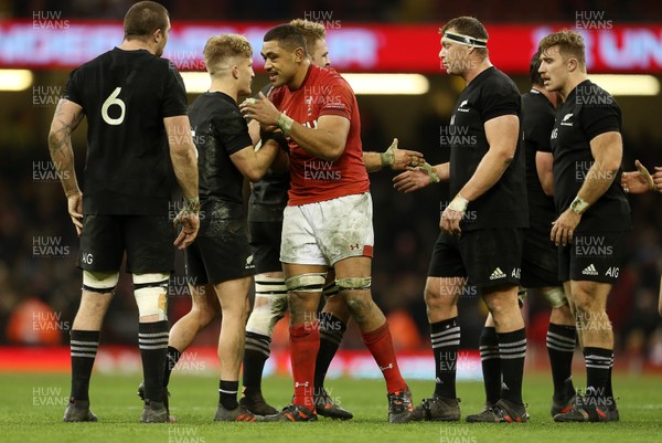 251117 - Wales v New Zealand - Under Armour Series 2017 - Taulupe Faletau of Wales shakes hands with Damian McKenzie of New Zealand