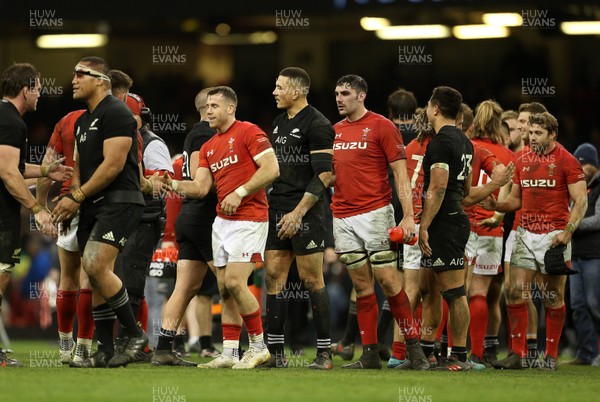 251117 - Wales v New Zealand - Under Armour Series 2017 - Players shake hands at full time