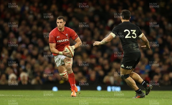 251117 - Wales v New Zealand - Under Armour Series 2017 - Aaron Shingler of Wales is challenged by Anton Lienert-Brown of New Zealand
