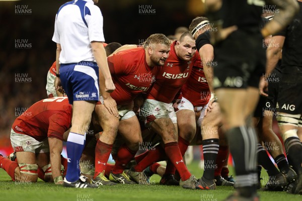 251117 - Wales v New Zealand - Under Armour Series 2017 - Tomas Francis and Ken Owens of Wales go down for the scrum