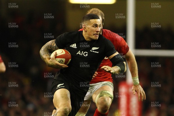251117 Wales v New Zealand - Under Armour 2017 Series -  Sonny Bill Williams of New Zealand outpaces Alun Wyn Jones of Wales