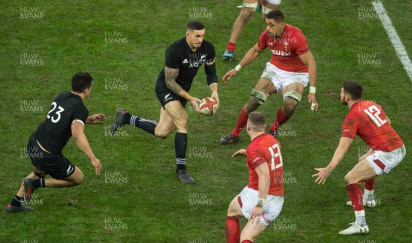 111117 Wales v Zealand - Sonny Bill Williams of New Zealand takes on Taulupe Faletau of Wales 