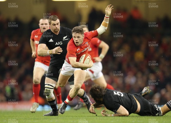 251117 - Wales v New Zealand, Under Armour 2017 Series - Steff Evans of Wales gets past Samuel Whitelock of New Zealand
