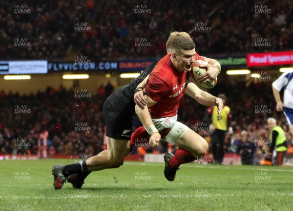 251117 - Wales v New Zealand, Under Armour 2017 Series - Scott Williams of Wales beats Damian McKenzie of New Zealand to score try