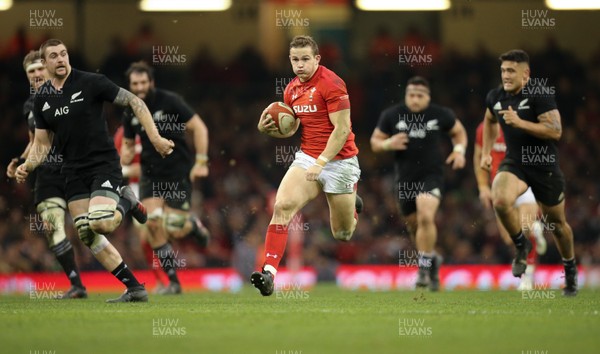 251117 - Wales v New Zealand, Under Armour 2017 Series - Hallam Amos of Wales breaks away to set up try for Scott Williams