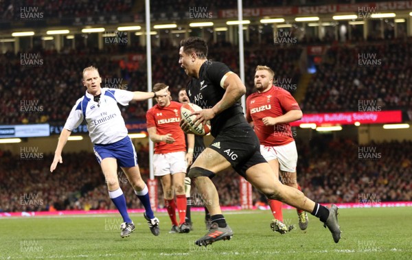 251117 - Wales v New Zealand, Under Armour 2017 Series - Anton Lienert-Brown of New Zealand races in to score try