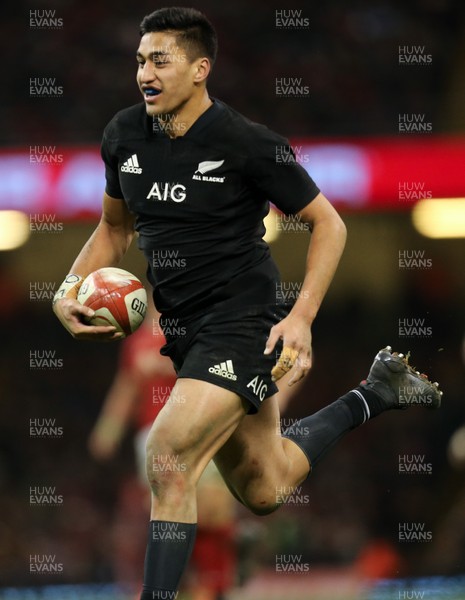 251117 - Wales v New Zealand, Under Armour 2017 Series - Rieko Ioane of New Zealand races in to score try