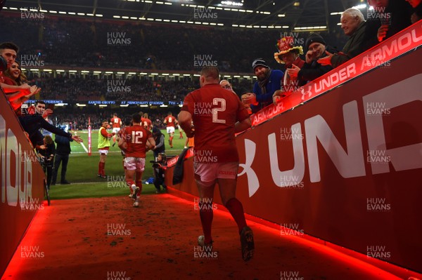 251117 - Wales v New Zealand - Under Armour Series - Ken Owens runs down the tunnel