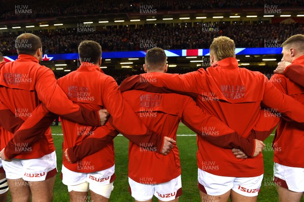 251117 - Wales v New Zealand - Under Armour Series - Jamie Roberts, Justin Tipuric, Gareth Davies, Tomas Francis and Rhys Priestland of Wales line up for the anthems