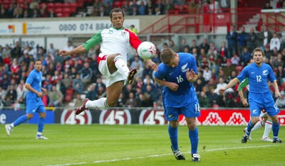 26.05.07 - Wales v New Zealand, Nationwide International Friendly Match, Wrexham Wales' Robert Earnshaw tangles with New Zealand's Ben Sigmund 