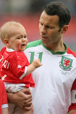 26.05.07 - Wales v New Zealand, Nationwide International Friendly Match, Wrexham Wales captain Ryan Giggs with one unhappy mascot as the teams line up for the anthems 