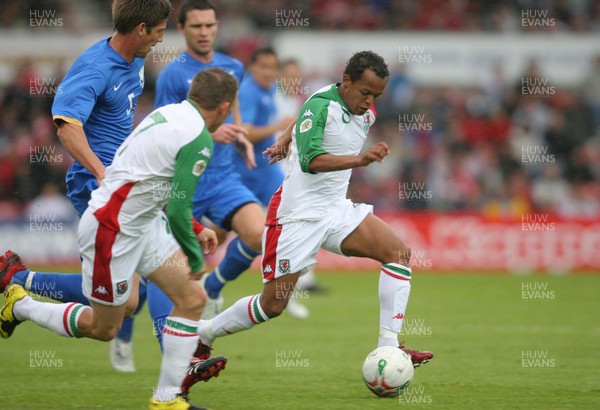 26.05.07 - Wales v New Zealand, Nationwide International Friendly Match, Wrexham Wales' Robert Earnshaw breaks towards the goal 