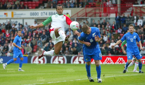 26.05.07 - Wales v New Zealand, Nationwide International Friendly Match, Wrexham Wales' Robert Earnshaw tangles with New Zealand's Ben Sigmund 