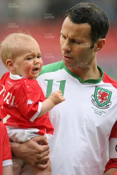 26.05.07 - Wales v New Zealand, Nationwide International Friendly Match, Wrexham Wales captain Ryan Giggs with one unhappy mascot as the teams line up for the anthems 