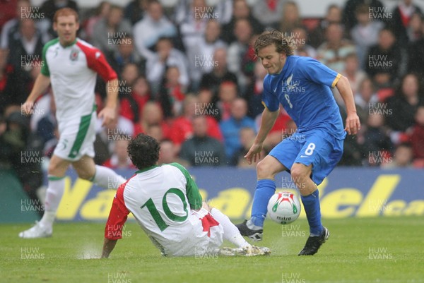 26.05.07 - Wales v New Zealand, Nationwide International Friendly Match, Wrexham New Zealand's Chris James wins the ball from Wales' Simon Davies 