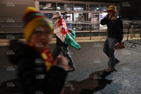 181125 - Wales v North Macedonia, FIFA World Cup European Qualifiers - Fans outside the stadium before the game