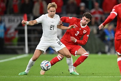 011026 - Wales v Norway - UEFA Nations League - Něco Williams of Wales is challenged by Andreas Schjelderup of Norway