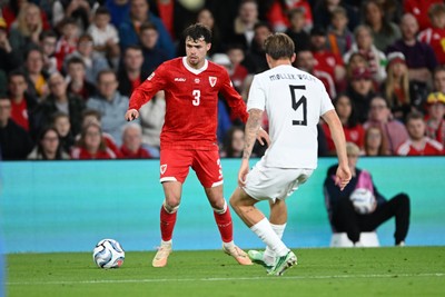 011026 - Wales v Norway - UEFA Nations League -Něco Williams of Wales is challenged by David Moller Wolfe of Norway