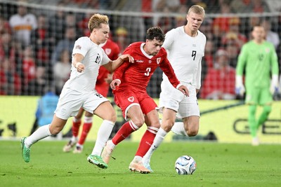 011026 - Wales v Norway - UEFA Nations League - Něco Williams of Wales is challenged by Andreas Schjelderup of Norway