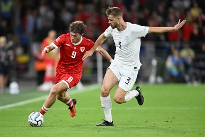 011026 - Wales v Norway - UEFA Nations League - Lewis Koumas of Wales is challenged by Kristoffer Vassbakk Ajer of Norway