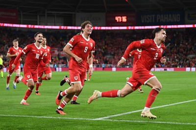 011026 - Wales v Norway - UEFA Nations League - Něco Williams of Wales celebrates scoring a goal with team mates