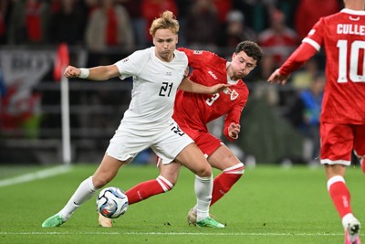 011026 - Wales v Norway - UEFA Nations League - Něco Williams of Wales is challenged by Andreas Schjelderup of Norway
