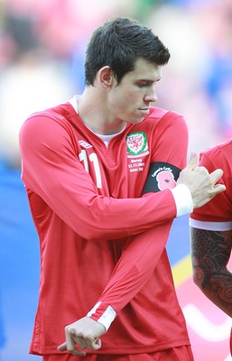 12.11.11 -  Wales v Norway, International Friendly -  Wales' Gareth Bale adjusts the black armband with the Poppy as the teams line up for the anthems 