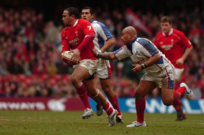 11.11.06 - Wales v Pacific Islanders - Invesco Perpetual Series - Wales' Gavin Thomas looks for support as Pacific Islanders' Nili Latu tackles 