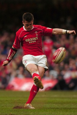 11.11.06 - Wales v Pacific Islanders - Invesco Perpetual Series - Wales' Ceri Sweeney kicks at goal 