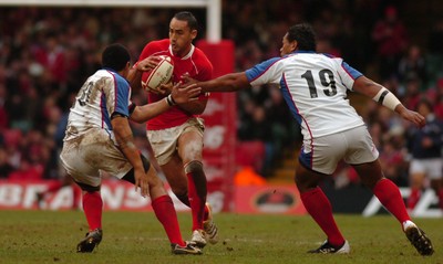 11.11.06 - Wales v Pacific Islanders - Invesco Perpetual Series - Wales' Sonny Parker takes on Pacific Islanders' Tusi Pisi(L) and Epi Taione 