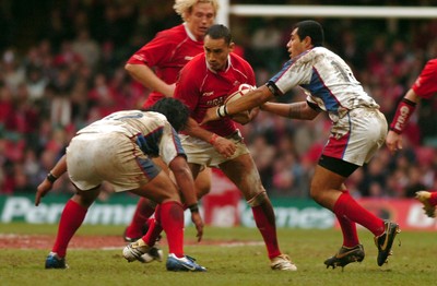 11.11.06 - Wales v Pacific Islanders - Invesco Perpetual Series - Wales' Sonny Parker takes on Pacific Islanders' Tusi Pisi(L) and Epi Taione 